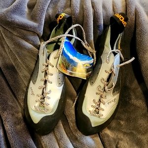 Nagoya Women's Rock Climbing Shoes 9.5